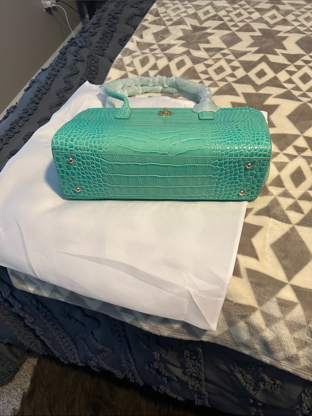 Elegant Mint Green Croc-Embossed Tote with Gold Hardware - Picture 5 of 9
